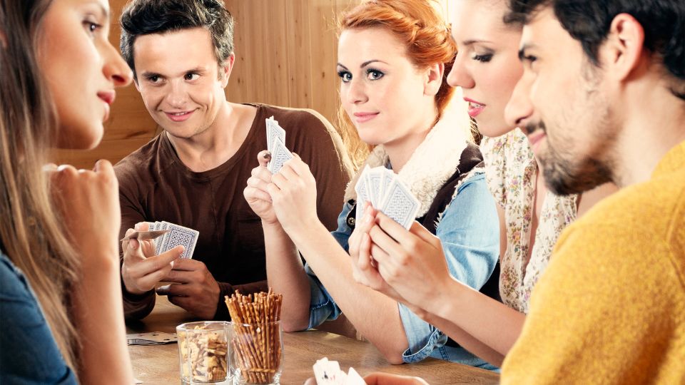 לשחק קלפים עם חברים