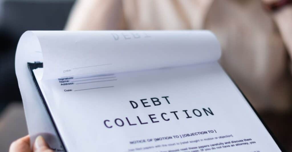 מסמך משפטי עם הכיתוב DEBT COLLECTION בידי אדם